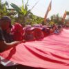 Rayakan HUT RI ke-79 di Blora, Ratusan Warga Karangtengah Ngawen Jahit Bendera Merah Putih 79 Meter di Jalanan