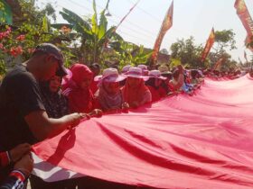 Rayakan HUT RI ke-79 di Blora Ratusan Warga Karangtengah Ngawen Jahit Bendera Merah Putih 79 Meter di Jalanan