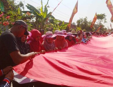 Rayakan HUT RI ke-79 di Blora Ratusan Warga Karangtengah Ngawen Jahit Bendera Merah Putih 79 Meter di Jalanan