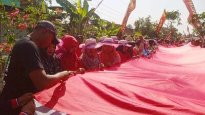 Rayakan HUT RI ke-79 di Blora Ratusan Warga Karangtengah Ngawen Jahit Bendera Merah Putih 79 Meter di Jalanan