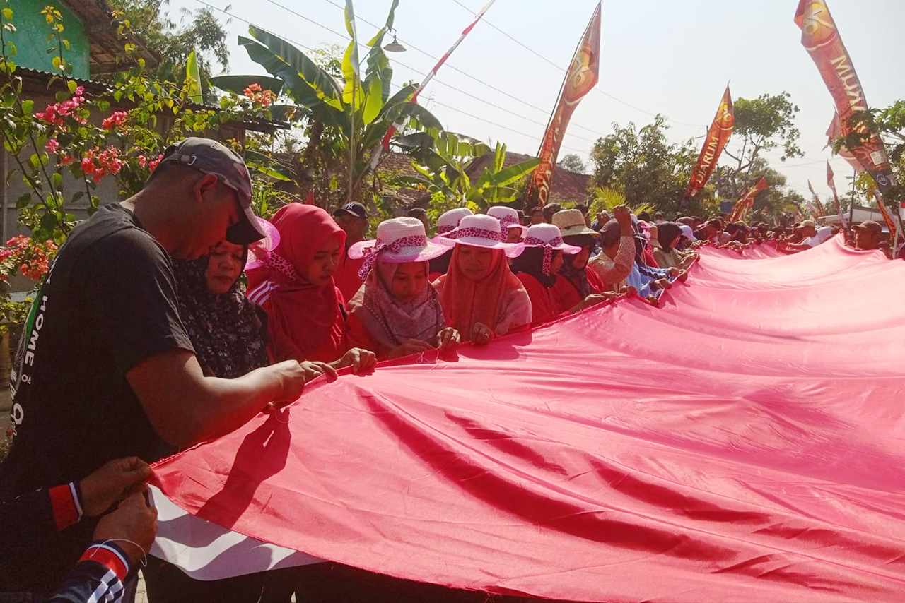 Rayakan HUT RI ke-79 di Blora Ratusan Warga Karangtengah Ngawen Jahit Bendera Merah Putih 79 Meter di Jalanan