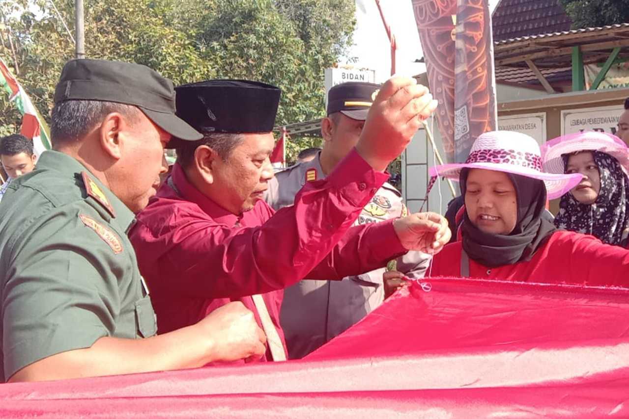 Rayakan HUT RI ke-79 di Blora Ratusan Warga Karangtengah Ngawen Jahit Bendera Merah Putih 79 Meter