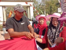 Sambut HUT RI Warga Desa di Blora Ini Gotong Royong Jahit Manual Bendera Merah Putih 79 Meter