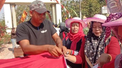 Sambut HUT RI Warga Desa di Blora Ini Gotong Royong Jahit Manual Bendera Merah Putih 79 Meter