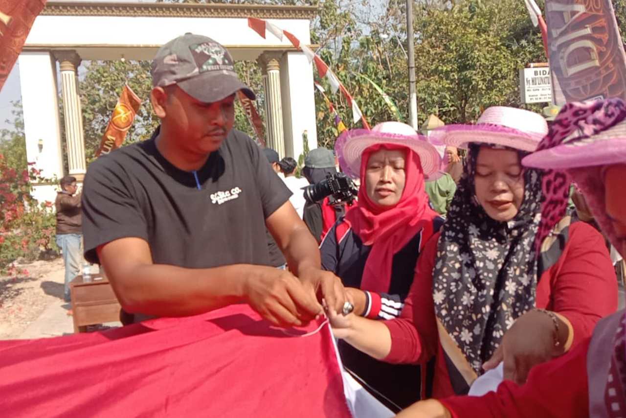 Sambut HUT RI Warga Desa di Blora Ini Gotong Royong Jahit Manual Bendera Merah Putih 79 Meter