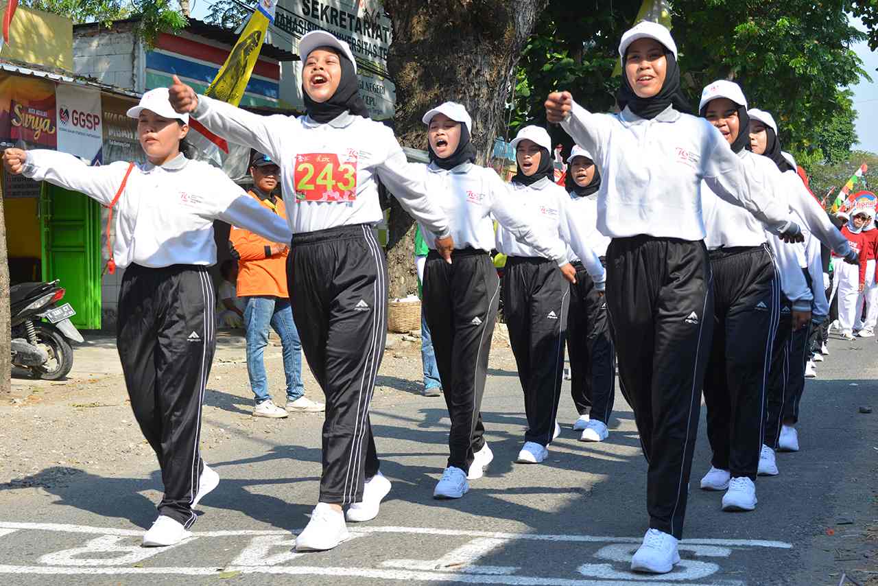 Sukses Digelar Gerak Jalan Hut Ri Ke 79 Tingkat Sma Dan Umum Di Cepu Blora Sangat Meriah