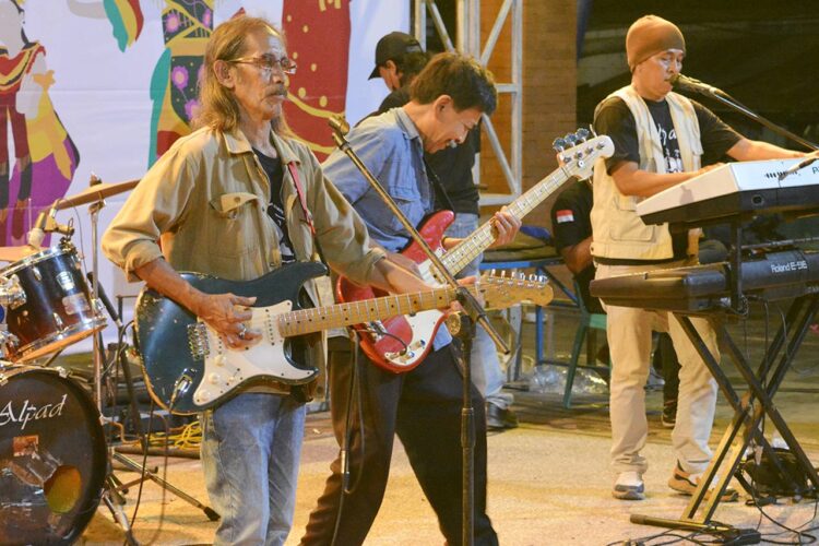 Hadirkan ALPAD BAND: Spesialis Tembang Koes Plus, Malam Resepsi HUT ke-79 RI di Kota Cepu Blora Dihelat Meriah 1 Hadirkan Alpad Band Spesialis Tembang Koes Plus Malam Resepsi HUT ke-79 RI di Kota Cepu Blora Dihelat Meriah