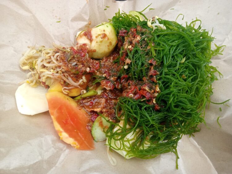 Kuliner Unik Khas Tuban, Rujak Engos-Engos Berbahan Dasar Rumput Laut 1 Kuliner Unik Khas Tuban, Rujak Engos-Engos Berbahan Dasar Rumput Laut