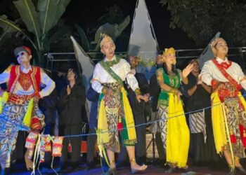 Kesenian Tradisional Sandur, Warisan Budaya Takbenda Tuban 3 Kesenian Tradisional Sandur, Warisan Budaya Takbenda Tuban