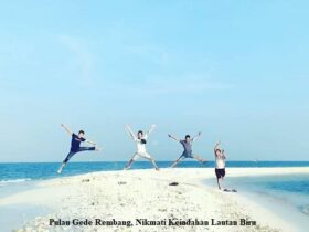 Nikmati Keindahan Lautan Biru di Pulau Gede Rembang