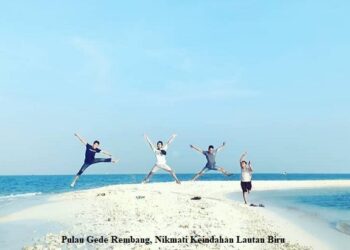 Nikmati Keindahan Lautan Biru di Pulau Gede Rembang