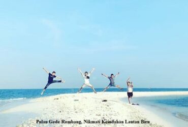 Nikmati Keindahan Lautan Biru di Pulau Gede Rembang