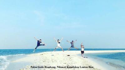 Nikmati Keindahan Lautan Biru di Pulau Gede Rembang