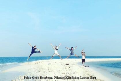 Nikmati Keindahan Lautan Biru di Pulau Gede Rembang