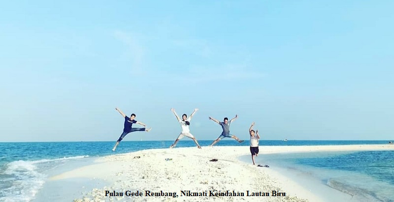 Nikmati Keindahan Lautan Biru di Pulau Gede Rembang