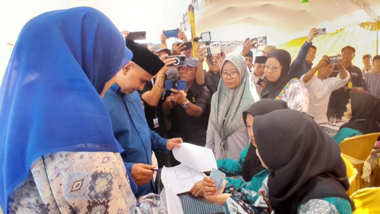 Gus Yasin Nyoblos di Kampung “Nelayan Maju” Sarang-Rembang Diiringi Sholawat