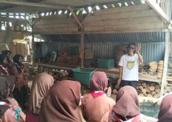 Saka Wira Kartika Kasiman Belajar Jadi Perajin Kayu