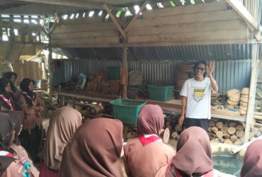 Saka Wira Kartika Kasiman Belajar Jadi Perajin Kayu
