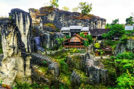 Di Balik Pesona Gunung Pegat Lamongan Perseteruan Dua Dewa Perebutkan Kekuasaan