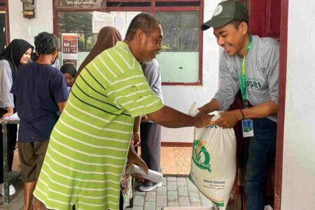 Kkn Pintar Unugiri 2024 Kelompok 38 Berkontribusi dalam Penyaluran Bantuan Sosial di Desa Kapuan