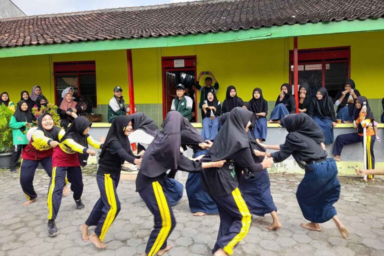 KKN PINTAR UNUGIRI Bojonegoro Berkontribusi dalam Kegiatan Classmeeting di MTs Sunan Kalijaga