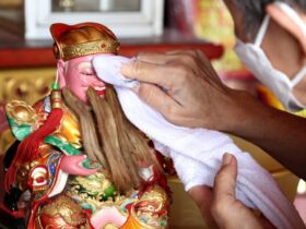 Makna Ritual Ayak Abu dan Penyucian Patung Dewa Jelang Perayaan Imlek