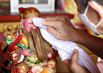 Makna Ritual Ayak Abu dan Penyucian Patung Dewa Jelang Perayaan Imlek