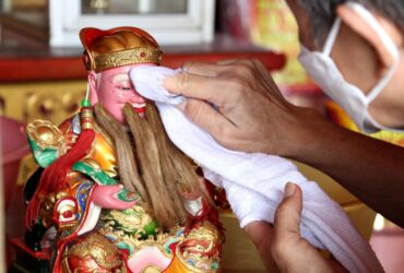 Makna Ritual Ayak Abu dan Penyucian Patung Dewa Jelang Perayaan Imlek