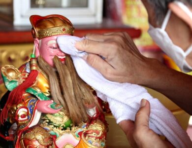 Makna Ritual Ayak Abu dan Penyucian Patung Dewa Jelang Perayaan Imlek