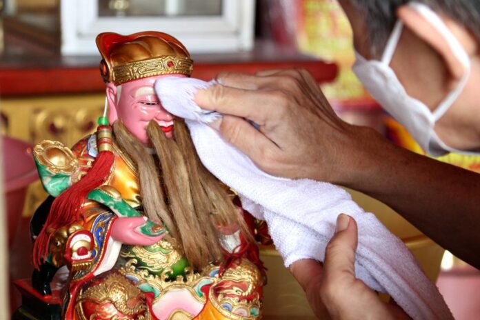 Makna Ritual Ayak Abu dan Penyucian Patung Dewa Jelang Perayaan Imlek