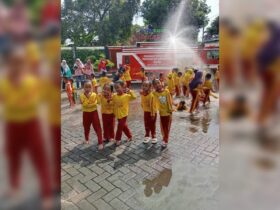 Bermain Sambil Belajar, Serunya Outing Class TK Islam Darussalam di Damkar Cepu