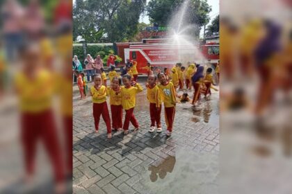Bermain Sambil Belajar, Serunya Outing Class TK Islam Darussalam di Damkar Cepu