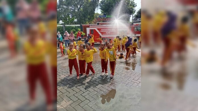 Bermain Sambil Belajar, Serunya Outing Class TK Islam Darussalam di Damkar Cepu