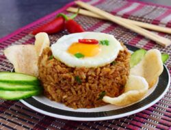 2 Menu Sahur Hemat Ala Anak Kost: Indomie Rebus Sawi Campur Telur dan Nasi Goreng Praktis Bumbu Sajiku