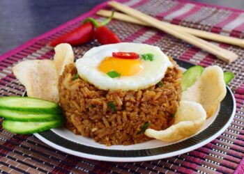 2 Menu Sahur Hemat Ala Anak Kost: Indomie Rebus Sawi Campur Telur dan Nasi Goreng Praktis Bumbu Sajiku