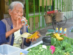 Berkah Hari Raya Penghasilan Penjual Bunga Tabur untuk Ziarah di Cepu Meningkat