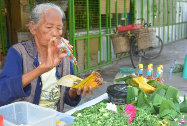 Berkah Hari Raya Penghasilan Penjual Bunga Tabur untuk Ziarah di Cepu Meningkat