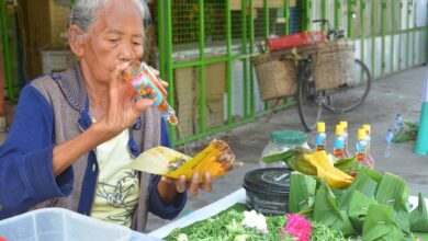 Berkah Hari Raya Penghasilan Penjual Bunga Tabur untuk Ziarah di Cepu Meningkat