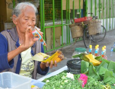 Berkah Hari Raya Penghasilan Penjual Bunga Tabur untuk Ziarah di Cepu Meningkat