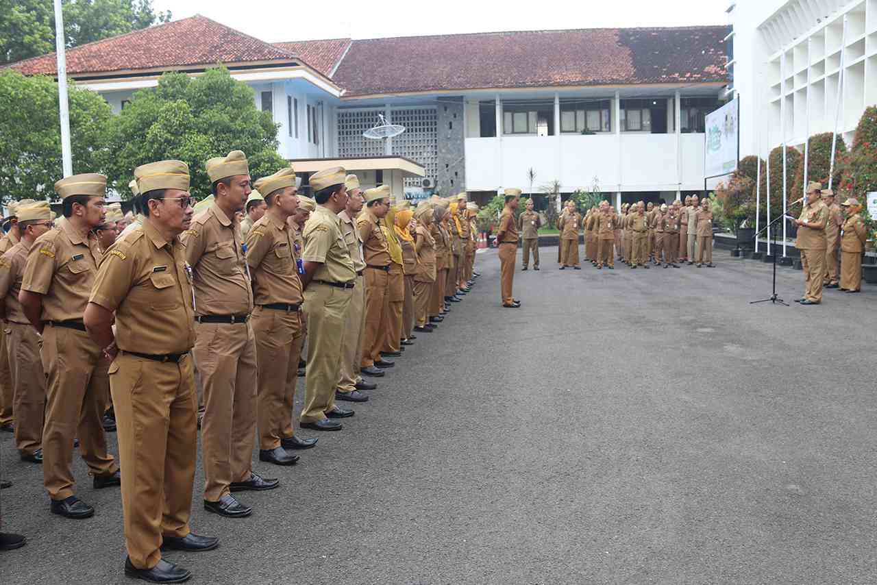 Bupati Blora Arief Rohman dan Wakil Bupati Blora Budhe Rini Pimpin Apel ASN