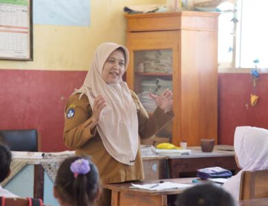 Diluar TPG dan TKG! Kemendikdasmen Beri Insentif bagi Guru Non ASN Sebesar Ini Per Bulan Cek Syaratnya