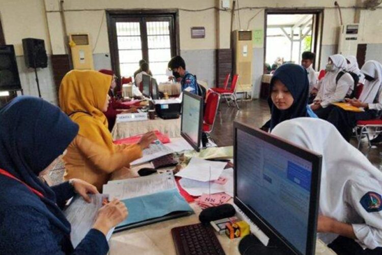 Jalur Zonasi Resmi Dihapus! Kuota Jalur Afirmasi SPMB Tahun 2025 Ditambah, Ini Rinciannya 1 Jalur Zonasi Resmi Dihapus! Kuota Jalur Afirmasi SPMB Tahun 2025 Ditambah Ini Rinciannya