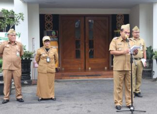 Perdana Bupati Blora Arief Rohman dan Wakil Bupati Blora Budhe Rini Pimpin Apel ASN