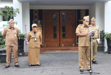 Perdana Bupati Blora Arief Rohman dan Wakil Bupati Blora Budhe Rini Pimpin Apel ASN