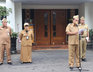 Perdana Bupati Blora Arief Rohman dan Wakil Bupati Blora Budhe Rini Pimpin Apel ASN