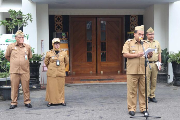 Perdana Bupati Blora Arief Rohman dan Wakil Bupati Blora Budhe Rini Pimpin Apel ASN