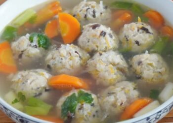 Sup Bola-Bola Ayam Kuah Bening Ide Menu Sahur Bergizi Disukai Seluruh Keluarga