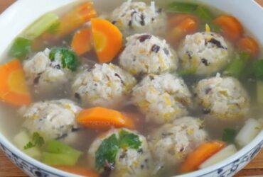 Sup Bola-Bola Ayam Kuah Bening Ide Menu Sahur Bergizi Disukai Seluruh Keluarga