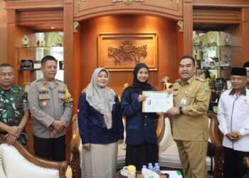 18 Mahasiswa PEM Akamigas Cepu Penerima Beasiswa Pemkab Blora Resmi Lulus Bupati Serahkan Ijazah