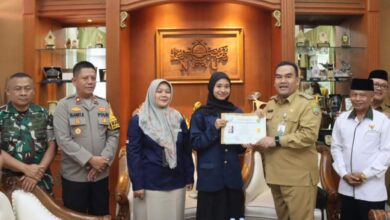 18 Mahasiswa PEM Akamigas Cepu Penerima Beasiswa Pemkab Blora Resmi Lulus Bupati Serahkan Ijazah